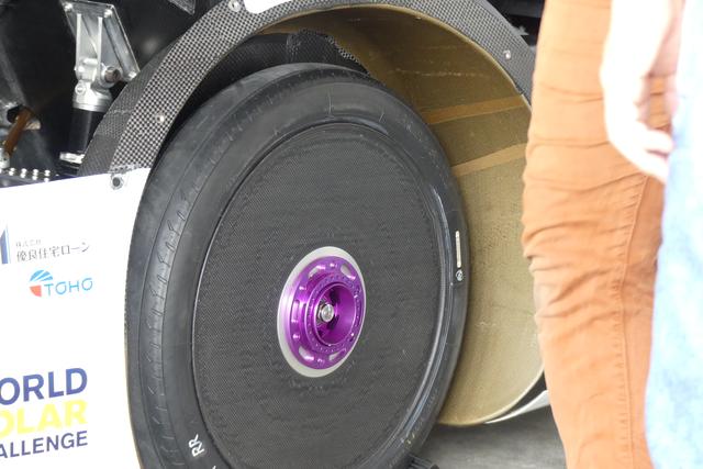 画像: 乗用車用タイヤの接地面積はハガキ1枚分…と言われているが、ソーラーカー用タイヤの場合は名刺半分の大きさという。