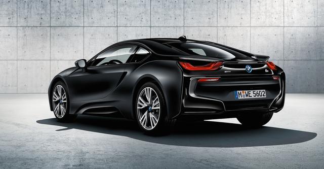 画像: 「BMW i8 Protonic Frozen Black ANREALAGEコラボレーション 特別仕様車」は、専用カラー、マットブラック仕上げホイールのほか純絵師カーボン・インテリアトリム・セットと専用色のスフェリック・レザー・クロス・アクセントシートを装備する。BMWiコネクテッド・ドライブ・プレミアムやCharge Nowなどの先進的なサービスにも対応した。(価格:23,780,000円)