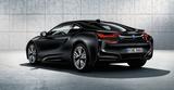 画像: 「BMW i8 Protonic Frozen Black ANREALAGEコラボレーション 特別仕様車」は、専用カラー、マットブラック仕上げホイールのほか純絵師カーボン・インテリアトリム・セットと専用色のスフェリック・レザー・クロス・アクセントシートを装備する。BMWiコネクテッド・ドライブ・プレミアムやCharge Nowなどの先進的なサービスにも対応した。(価格:23,780,000円)