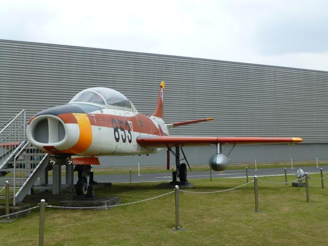 画像: 富士重工(当時)が航空自衛隊の練習機として製作した「T-1」。センターの外だけど、展示されている。