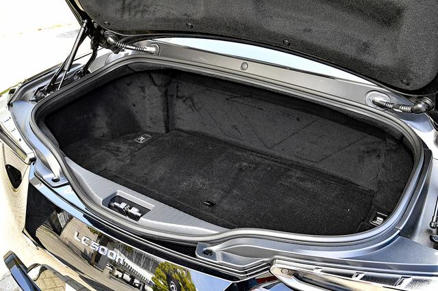 画像: LC500hのトランク容量は、リアシート後ろにバッテリーなどが備わるため約172L。LC500では約197Lとなる。