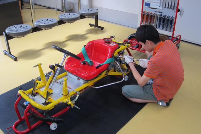 画像: 自分で電動カートを組み立てて走らせることができる「ピット工房」などの体験プログラムも人気だ。