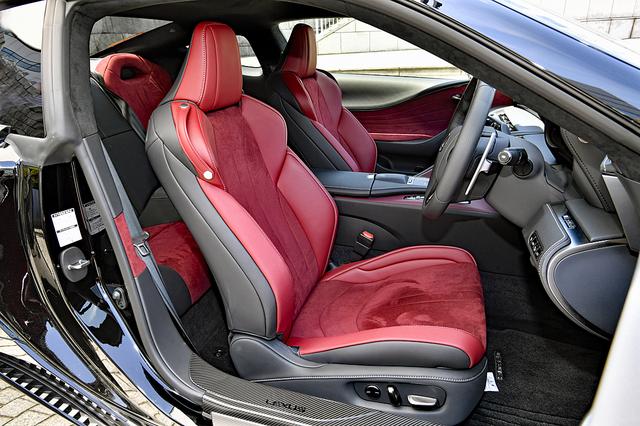 画像: Sパッケージとベースモデルは、アルカンターラ/本革のスポーツシートが標準装備。もちろん電動アジャスト。