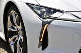画像: ヘッドランプは超小型の三連フルLEDを採用。コーナリングランプやデイライト機能付きのクリアランスランプもLED。