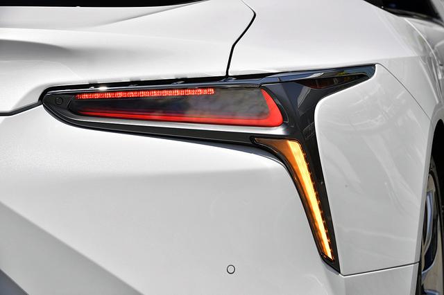 画像: リアコンビネーションランプもフルLED。ヘッドランプの形状に合わせたデザインがユニークだ。