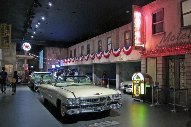 画像: 懐かしい世界の名車が昔の街並みに展示される「ヒストリックガレージ」。