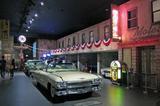 画像: 懐かしい世界の名車が昔の街並みに展示される「ヒストリックガレージ」。