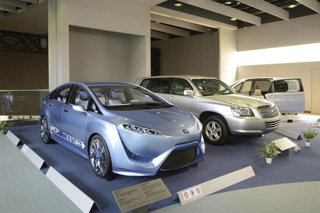 画像: MIRAIのコンセプトモデルとなった燃料電池車のプロトタイプなど、近未来のクルマも展示されている。