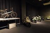 画像: 終戦直後、のちの自動車生産の基盤となる三輪車やスクーターも展示。展示車両は不定期で入れ替えられる。