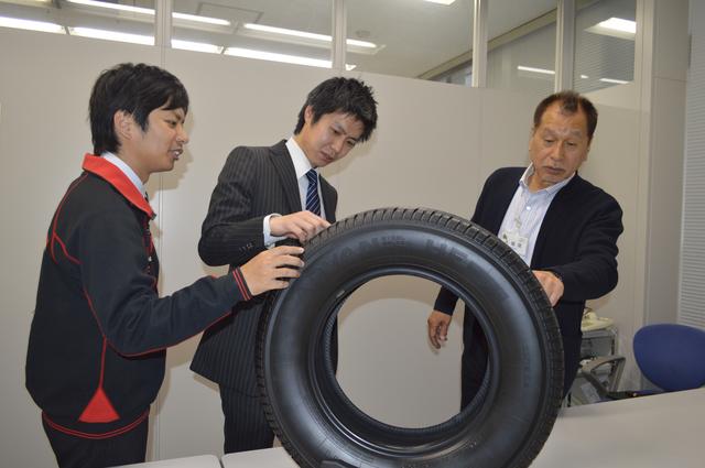 画像: HFタイプDを前に語り合うこもだ氏(右)と、藤本さん(中)、井上さん(左)。