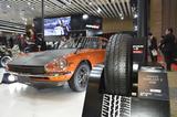 画像: 2017年1月、東京オートサロンYOKOHAMAブースに展示された、日産フェアレディZ432RとアドバンHFタイプD。多くの展示車両があるなか、ここには人だかりが出来ていた。