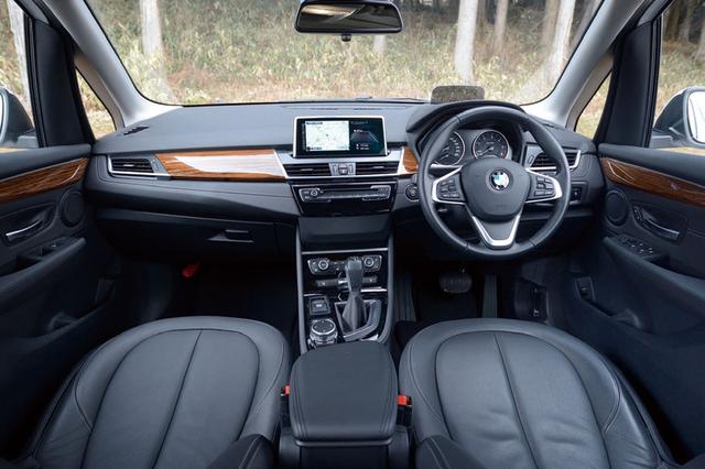 画像: 高めのドライビングポジションによる運転のしやすさも魅力だ。