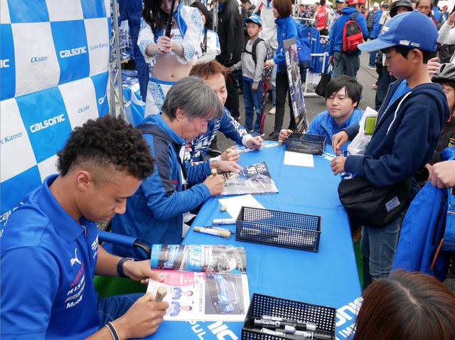 画像: GW中、5月のスーパーGT富士ラウンドでも、カルソニック物販ブースでサイン会を実施。安田/ヤン選手と行ったサイン会は大盛況だった♪