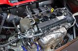画像: 専用チューンを施したフォード製2L DOHCを横置きミッドシップ搭載。ターボを装着し250psを発生するE10Sも設定。