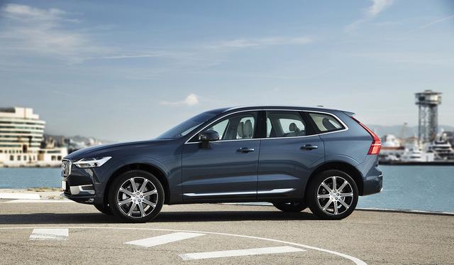 画像: 全長・全幅を拡大しつつ全高を低められたボディは、XC90とは少しテイストを変えて軽快でスポーティなイメージを強めている。