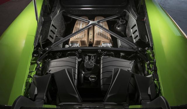 画像: 5.2L V10自然吸気エンジンはチタンバルブの採用や吸排気系の改良により、最高出力640ps、最大トルク600Nmにパワーアップしている。