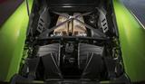 画像: 5.2L V10自然吸気エンジンはチタンバルブの採用や吸排気系の改良により、最高出力640ps、最大トルク600Nmにパワーアップしている。