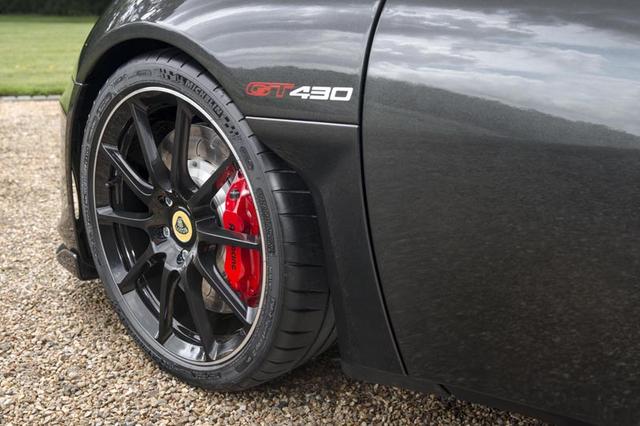 画像: タイヤはフロントが245/35R19、リア295/35R20のミシュランパイロットスポーツ CUP2、超軽量な鍛造アルミホイールを装備する。