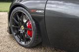 画像: タイヤはフロントが245/35R19、リア295/35R20のミシュランパイロットスポーツ CUP2、超軽量な鍛造アルミホイールを装備する。