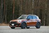 画像: MINI クーパー SD クロスオーバー ALL4。全長はVWゴルフより50mmほど長い。