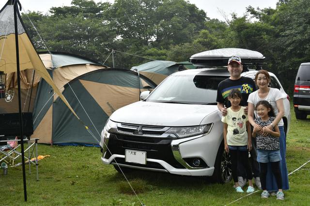 画像: 田中克弥さんは家族で参加。はるなちゃん(5年生、左)とゆあちゃん(2年生、右)の姉妹は「モノづくりワークショップ」にも参加した。アウトドアはかなり好きで、「年に3〜4回はキャンプに行っています」とのこと。「昨年アウトランダーPHEVを購入しました。4WDでカッコ良く、走りも良いところに感動しています。通勤にも使っているんですが、家で充電した分だけで往復できちゃいます」。