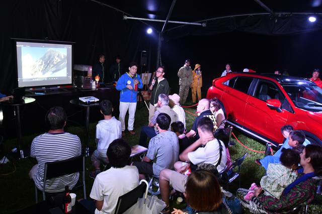 画像: 夜に行われた野口 健さんのトークショー。エベレスト清掃登山の話、PHEVの話など、軽妙なトークにみんな耳を傾けていた。