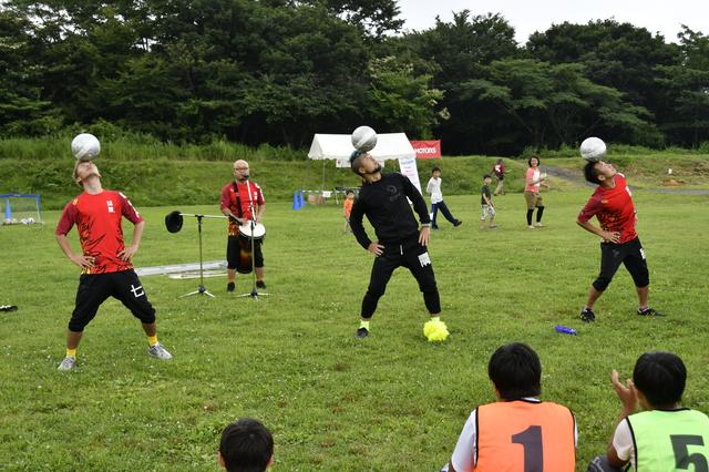 画像: 「球舞」によるサッカーパフォーマンス。このあとサッカー教室も行われた。