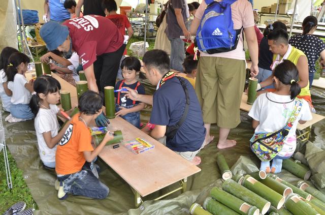 画像: モノづくりワークショップ。竹でキャンドルスタンドを作る。夏休みの宿題になったかな?