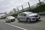 画像: アクア L(左)×フィットハイブリッド・S Honda SENSING(右)