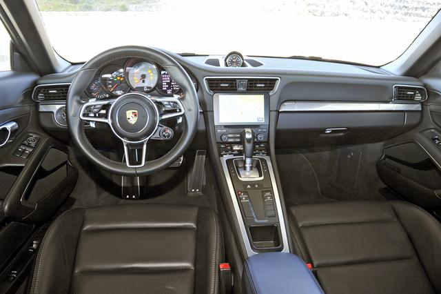 画像: ハンドル位置は右も選べる。撮影車はオプションのスポーツクロノパッケージを装着。ディスプレイはタッチ式。