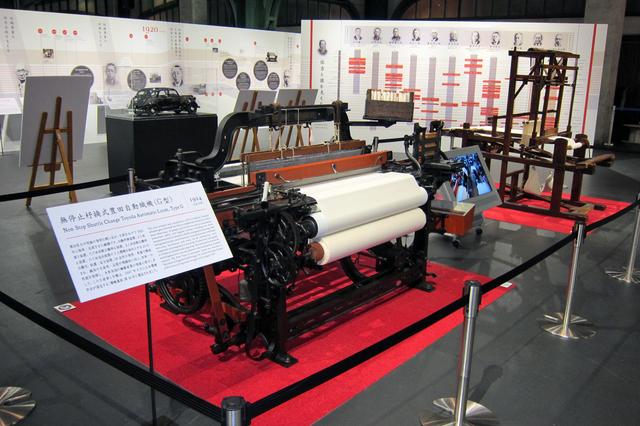 画像: 実際の自動織機や、豊田佐吉と彼を支えた人々の年表などが展示されている。