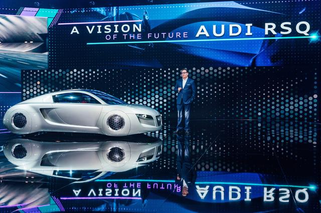 画像: 未来の自動運転社会を示したコンセプトカー「RSQ」。映画「アイロボット」では主演のウィル・スミスは自動運転をするシーンを披露していた。