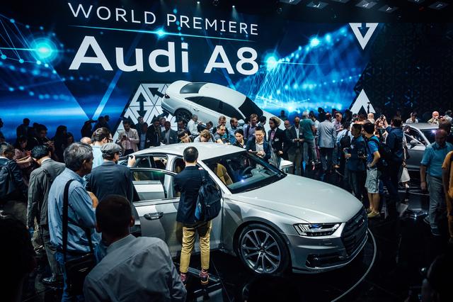 画像: アウディサミットでワールドプレミアされた新型A8は注目度も高く瞬く間にクルマに乗り込む順番待ちの列ができるほどの人気ぶりであった。