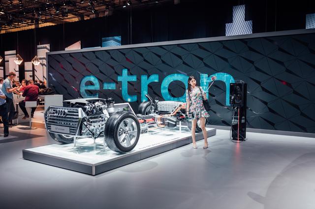 画像: プラグインハイブリッド、EVなどの電動化も積極的に展開。2018年には進化した次世代のe-tronも市販予定である。