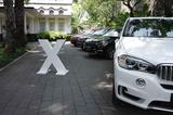 画像: 「BMWデスティネーションX ブロモ」のプレスブリーフィングが開催されたスラバヤ市内のゲストハウス。5月中旬でも、赤道近くにあるジャワ島だけあって外はとても暑かったです。木陰に入るとちょっと爽やかでした。