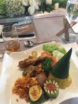 画像: メインディッシュは、いろいろな料理が盛り合わされた楽しいプレート。ピーナッツソースがかかったサテ(肉の串焼き)とか、東京・新橋のインドネシアレストランでよく親しんだ味だっただけに、美味しくいただきました。