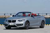 画像: BMW 220i カブリオレ スポーツ。4名乗車可能で収納スペースもそこそこ確保。