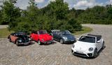 画像: 写真左から:1950 Hebmüller Cabriolet、1980 Beetle 1303 CabrioletとNew Beetle Cabriolet。そして最新のBeetle Cabrioletが並んだ。