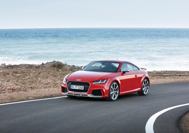 画像: アウディ TT RS クーペ。直列5気筒の2.5Lターボエンジンを搭載する。