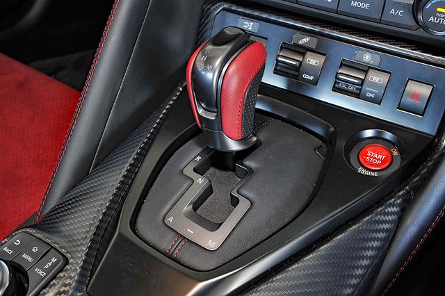 画像: ミッションは6速DCT。シフトゲートフィニッシャーもNISMO専用。赤いステッチが要所に入る。