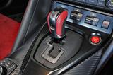 画像: ミッションは6速DCT。シフトゲートフィニッシャーもNISMO専用。赤いステッチが要所に入る。