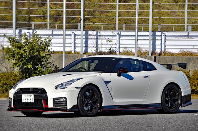 画像: 撮影車は2016年8月に発表・発売された2017年モデル。フロントバンパーはNISMO専用のカーボンファイバー製。