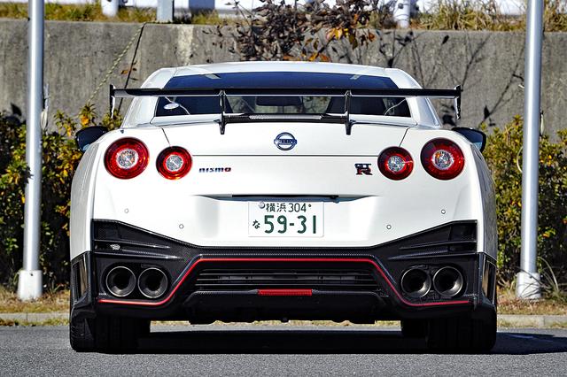 画像: 大型のリアウイングもリアバンパー下部もNISMO専用のカーボン製。バンパー下部はディフューザー形状。