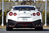 画像: 大型のリアウイングもリアバンパー下部もNISMO専用のカーボン製。バンパー下部はディフューザー形状。