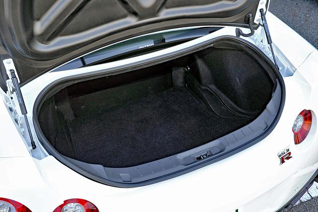 画像: トランク容量は315Lと、スポーツカーとしては広いが、開口部が上向きなので重い荷物の積みおろしは要注意。
