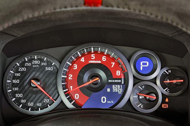 画像: NISMO専用のカーボン調コンビメーターは、タコメーターにレッドリング付き。スピードメーターは340km/hスケール。