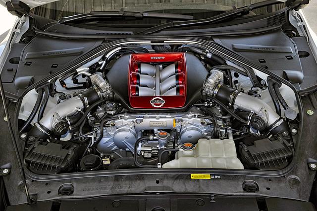 画像: 国産車最強のパワースペックを誇る3.8LのV6ツインターボ。エンジンを組み上げた「匠」のプレートも付けられる。