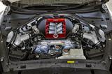 画像: 国産車最強のパワースペックを誇る3.8LのV6ツインターボ。エンジンを組み上げた「匠」のプレートも付けられる。