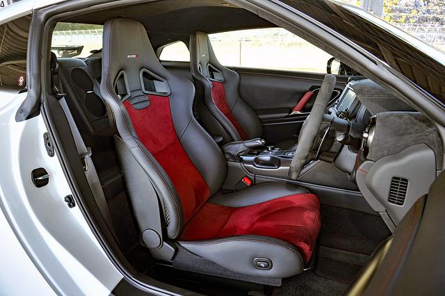 画像: シートバックに高剛性カーボンを採用したバケットシートもNISMO専用。シート地はアルカンターラと本革のコンビ。