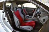画像: シートバックに高剛性カーボンを採用したバケットシートもNISMO専用。シート地はアルカンターラと本革のコンビ。